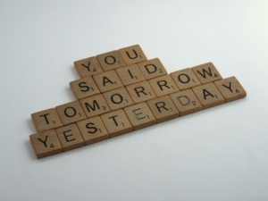 scrabble letters spellen 'you said tomorrow yesterday'