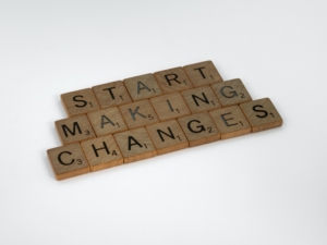scrabble letters spellen 'start making changes'
